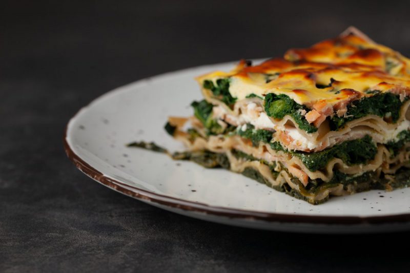 Lazanje s dimljenim lososom, ricotta sirom i špinatom