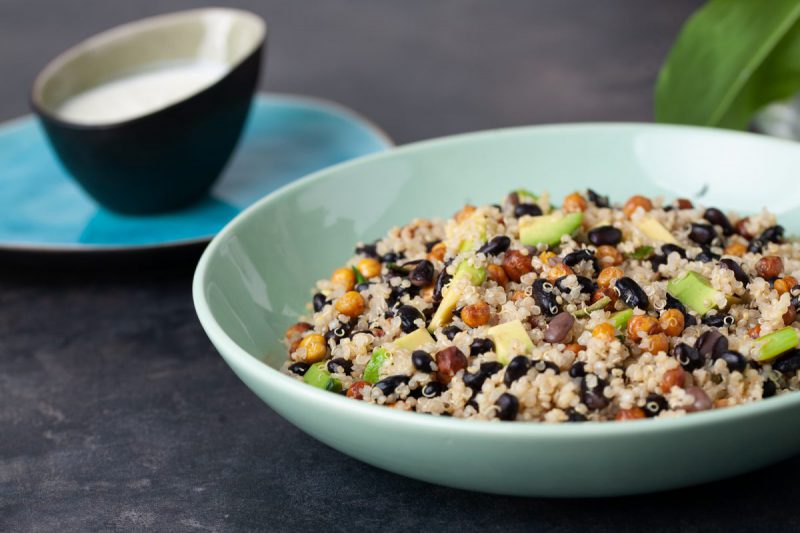 Salata od kvinoje, graha i slanutka