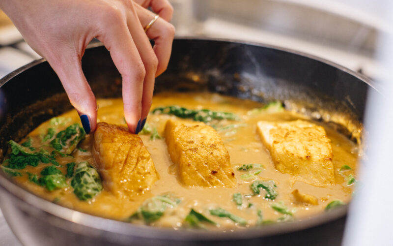 Curry od lososa i bok choy kupusa | Gladusa.com