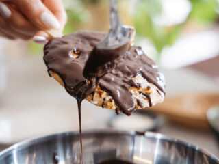 Smrznuti proteinski čokoladni desert na štapiću | Gladuša